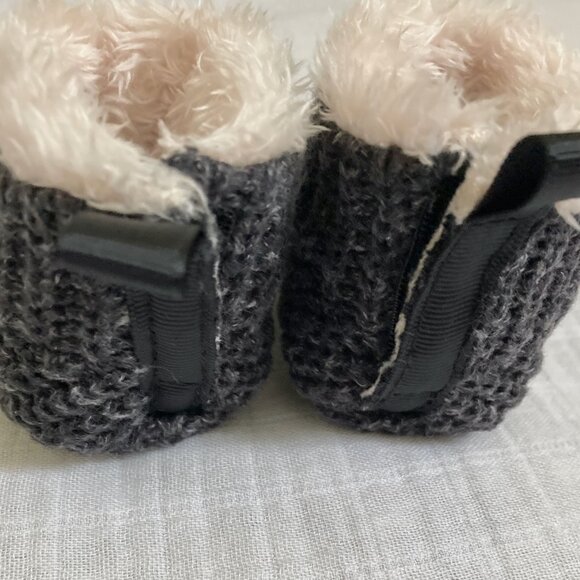 2/$20 Unisex Baby Gap Winter Booties 0-3M - Picture 4 of 7